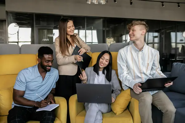 Perch&eacute; unirsi a noi?